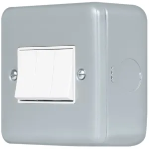 METAL CLAD PRO 10AX 3 GANG 2 WAY SWITCH