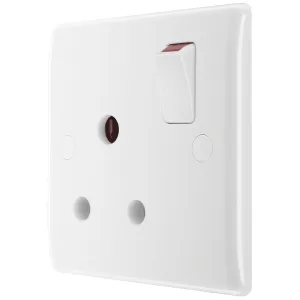 WHITE NEXUS MOULDED SINGLE ROUND PIN SWITCHED 15A